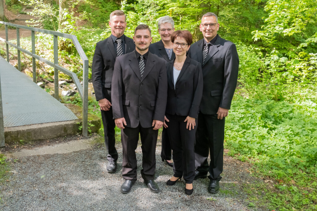 Gruppenbild vom Team des Bestattungshauses Schmid